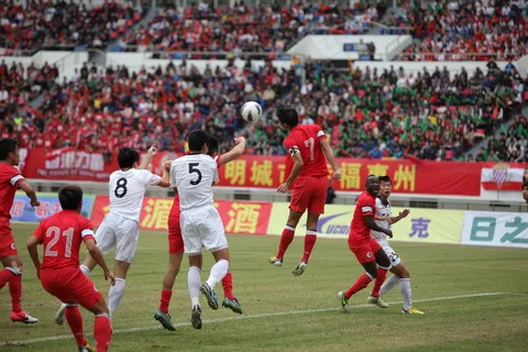 足球赛精彩争顶瞬间图片 足球赛精彩争顶瞬间图片