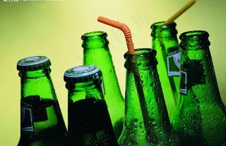 绿色啤酒瓶图片