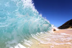 海滩上的浪花风景