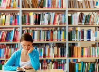 图书室看书的女生