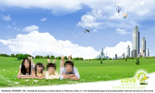 趴在草地上的幸福一家三口 趴在草地上的幸福一家三口