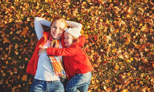 温馨幸福家庭草坪草地父子母子亲子关爱玩耍超大超高清图片