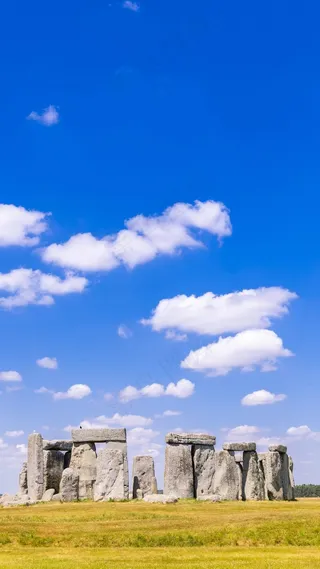 蓝色天空下的巨石阵高清摄影图片