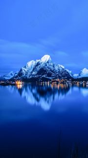 雪山下的灯光高清摄影图片