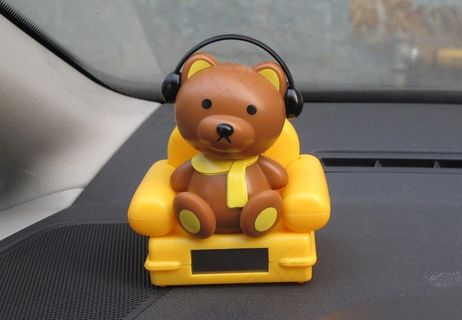 坐沙发听音乐的小熊图片