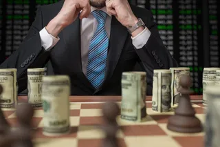 手拿储钱罐金币货币 理财保障商务金融财富增长主题