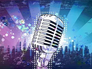随着城市背景矢量插画的麦克风