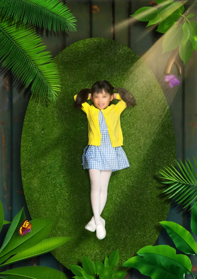 温暖的阳光洒在躺在草地上的小孩身上(2480X3508(DPI:300))psd模版下载