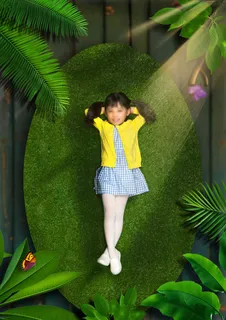 温暖的阳光洒在躺在草地上的小孩身上 温暖的阳光洒在躺在草地上的小孩身上