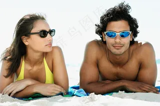 沙滩情侣图片