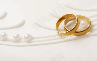 珍珠与金戒指背景图片