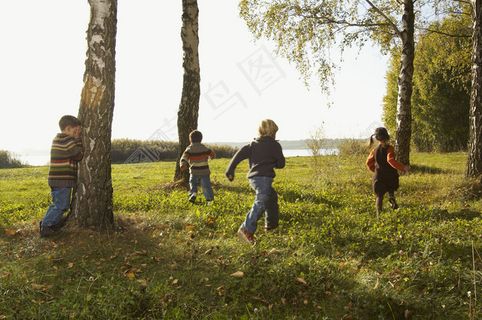 草地上玩耍的儿童图片