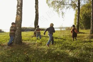 草地上玩耍的儿童图片