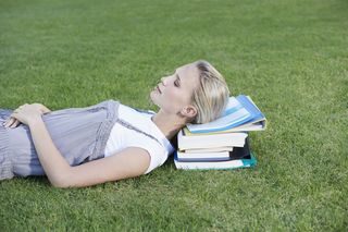 草坪上的美女大学生图片