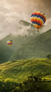 飞行在大山里的热气球高清摄影图片 飞行在大山里的热气球高清摄影图片
