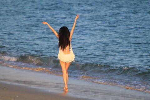 沙滩上的女孩图片