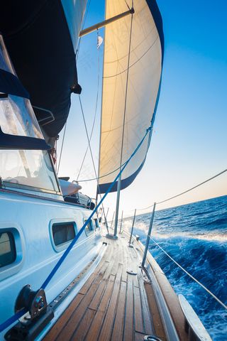 航行的帆船与大海景色高清图片