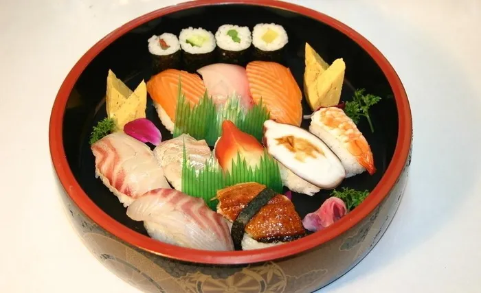 日料寿司拼盘图片
