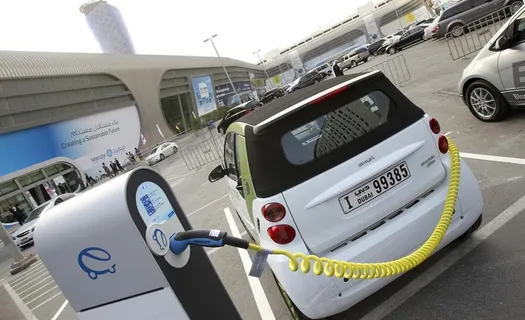 给奔驰电动车充电图片 给奔驰电动车充电图片