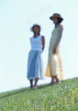 站立在草地上的女人图片