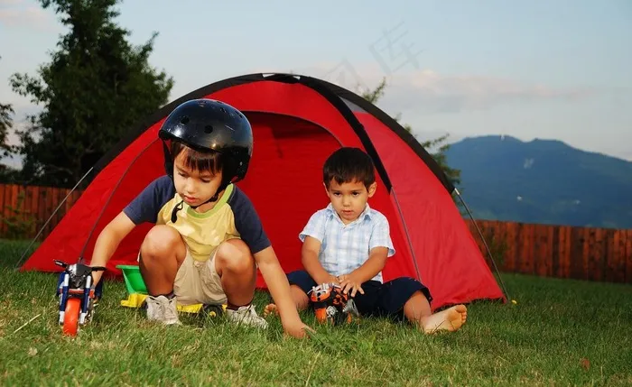 玩玩具的儿童图片