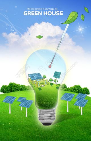 灯泡和草地上的太阳能电池板