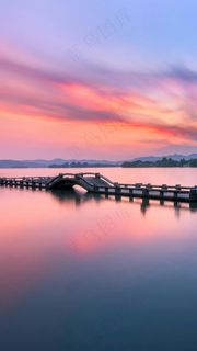 湖面上的桥高清摄影图片
