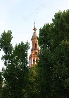 树林中的欧式建筑图片