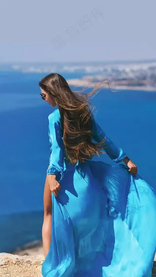 穿着蓝色裙的外国美女高清摄影图片