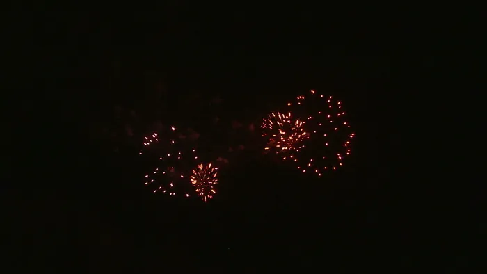 夜空中的9只股票的视频片段，爆炸的...