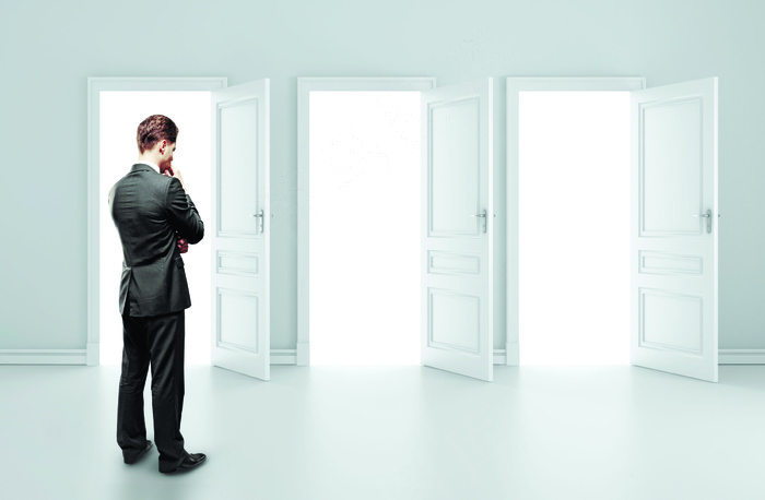 站在门前思考的外国男人