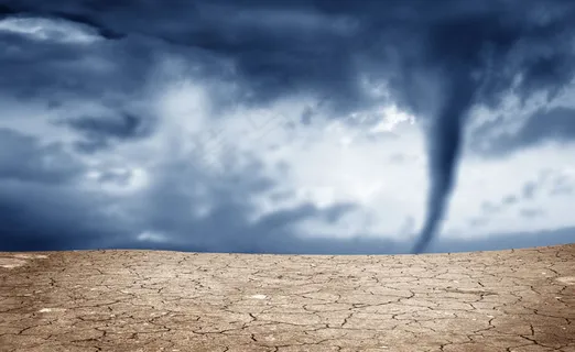 干旱土地上的龙卷风