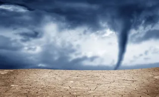 干旱土地上的龙卷风