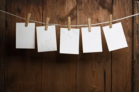 绳夹上的白色卡片高清图片
