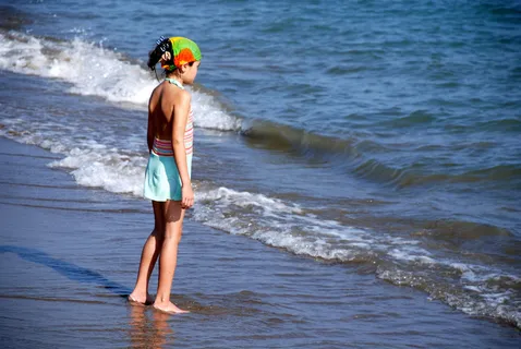 海边的小孩图片