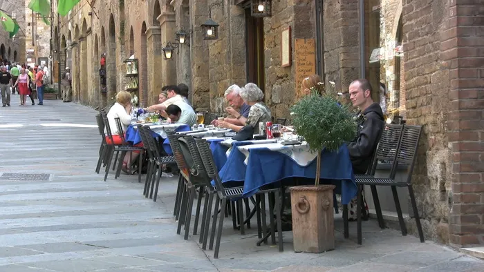 意大利圣吉米尼亚诺路边咖啡馆股票视...