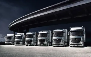 奔驰重卡广告图片