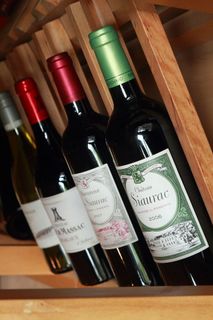 酒窖法国红酒图片