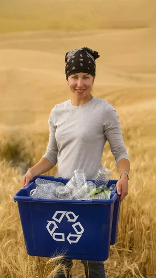 拿着回收箱的外国美女高清摄影图片