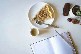 早晨生活的早餐面包披萨牛奶