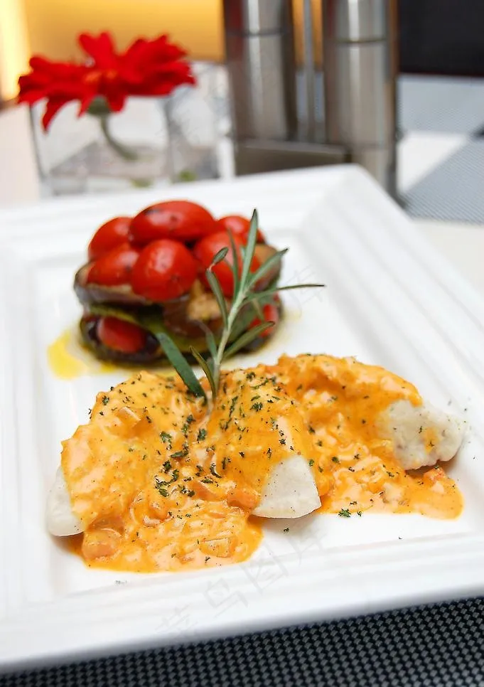 香煎银鳕鱼配巴斯克烩蔬菜图片