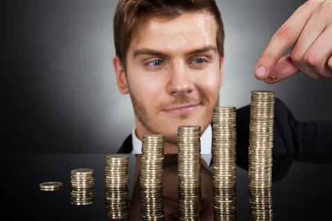 手拿储钱罐金币货币 理财保障商务金融财富增长主题 手拿储钱罐金币货币 理财保障商务金融财富增长主题