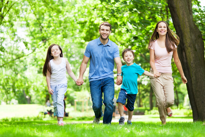 温馨幸福家庭草坪草地父子母子亲子关爱玩耍超大超高清图片