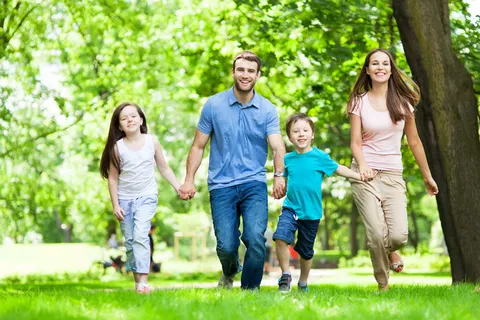 温馨幸福家庭草坪草地父子母子亲子关爱玩耍超大超高清图片