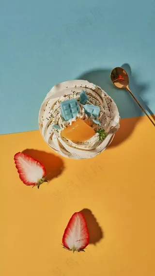 草莓冰淇淋高清摄影图片