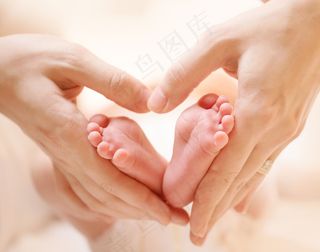 双手捧着的宝宝脚丫高清摄影图片