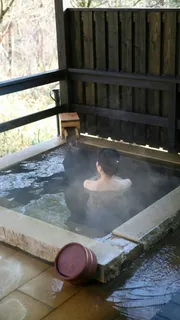 泡温泉的美女高清摄影图片