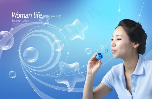 吹泡泡的女人