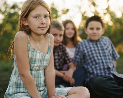 坐在草地上的孩子图片