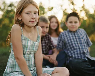 坐在草地上的孩子图片